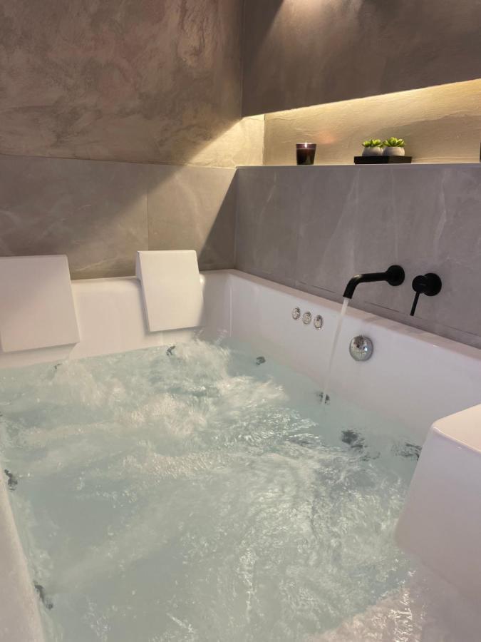Jacuzzi Suite Ladadika Thessaloníki Exteriör bild