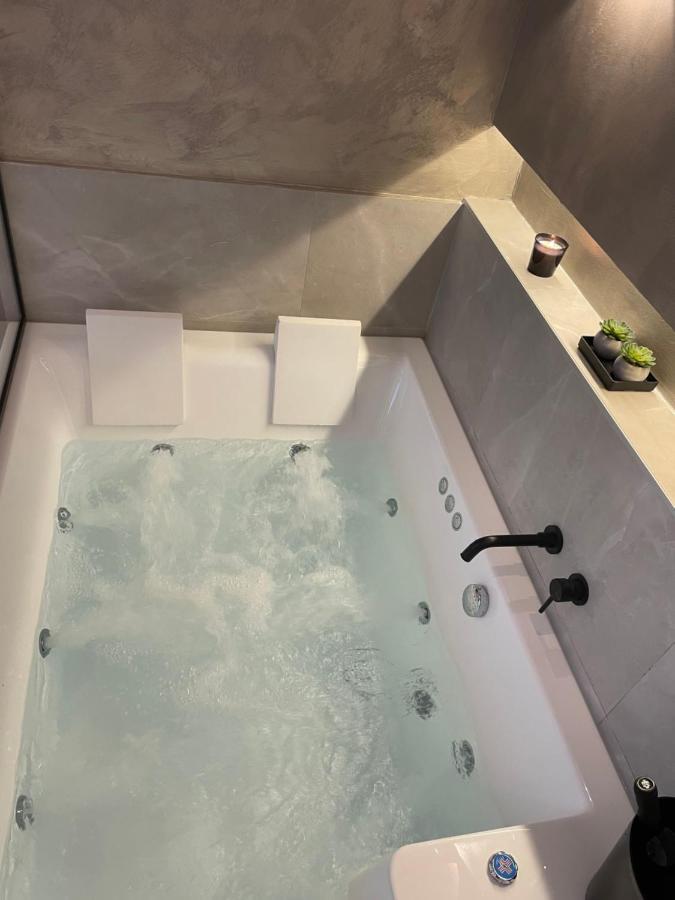 Jacuzzi Suite Ladadika Thessaloníki Exteriör bild